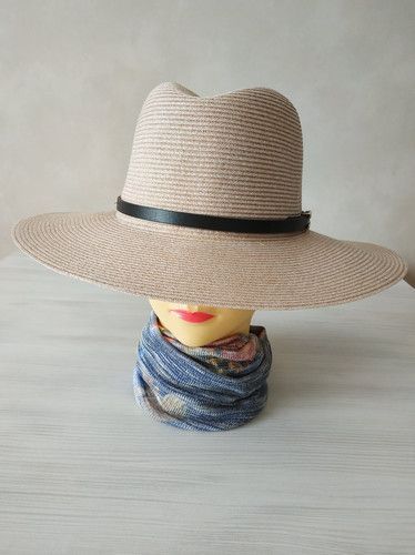 Красива жіноча федора з ремінцем Одрі бежевого кольору 2408 1688769944 фото