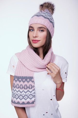 ЖЕНСКИЙ ВЯЗАНЫЙ КОМПЛЕКТ С УЗОРОМ-ОРНАМЕНТОМ - AW551 пудра+серый+белый 908414155 фото