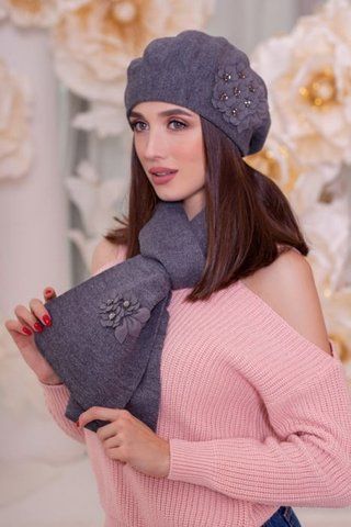 КРАСОВИЙ ЖІНОВИЙ КОМПЛЕКТ ІЗ БЕРЕТА І ШАРФА "КОЛЕРІЯ" &mdash; 6000-10 темно-сірий 908424362 фото