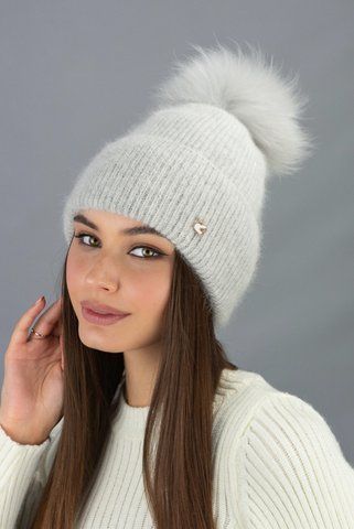 Світло-сіра в'язана шапка з закотом і бубоном Пілар 5515 5515 фото