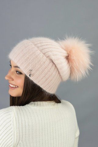 Жіноча в'язана шапка з закотом і бубоном 5514 світла пудра 5514 фото