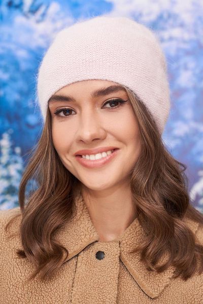 Теплая шапка из пушистой пряжи 4982 пудра 1574157040 фото
