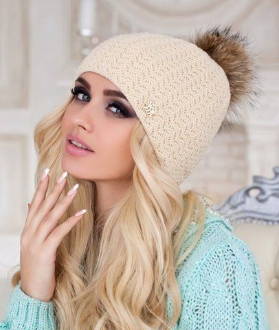 ЖІНОЧНА ШАПКА З ПОМНОНОМ З МЕХА ЄНОТА "АРІЗОНА" &mdash; 4194 пісочний 908424687 фото