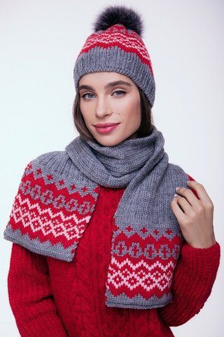 ЖЕНСКИЙ ВЯЗАНЫЙ КОМПЛЕКТ С УЗОРОМ-ОРНАМЕНТОМ - AW551 серый+красный+пудра 908426825 фото
