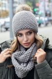 КРАСОВИЙ КОМПЛЕКТ В'ЯЗКА "СОТИ" "КЛАРК" (ШАПКА І ХОМУТ) &mdash; 4723-8 темна кава 4723-8 фото