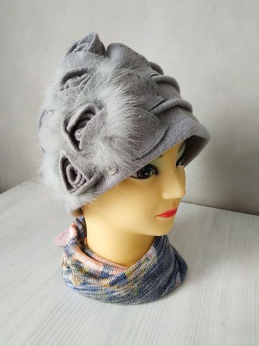 Шапочка прикрашена натуральним хутром Флорес (Flores) 529 світло-сіра 1545038626 фото