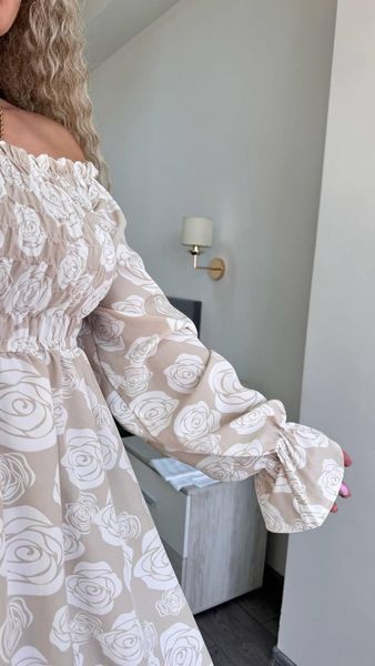 Женское платье миди с рюшем из софта с открытыми плечами 320 фото